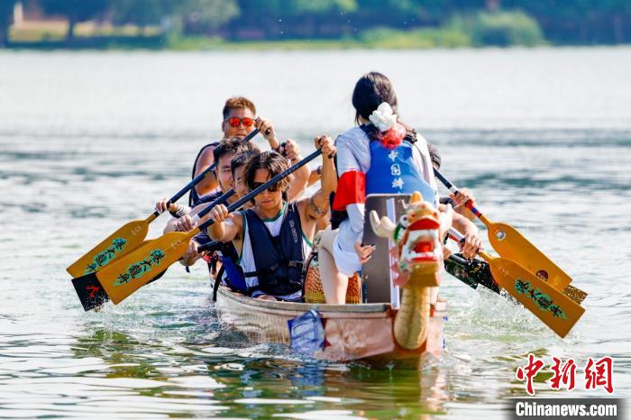 名校学子汇浙江吴兴西山漾：以龙舟传情谊，以