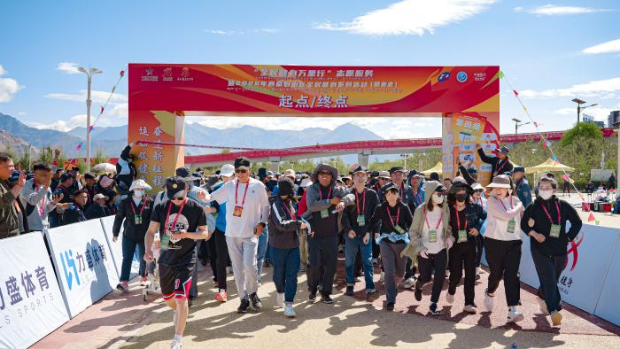 在拉萨举行的全民健身万里行志愿服务吸引800余