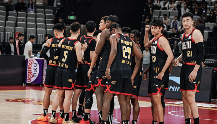 深圳男篮三连胜迎战新疆，贺希宁王浩然联手轰