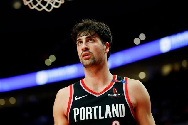 从被欺凌少年到全明星：阿夫迪亚蜕变之路助开