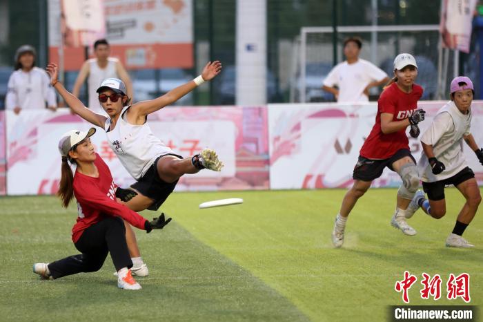 长三角12支飞盘队齐聚南京同场竞技展现青春风采