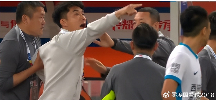 郑智激烈抗议判罚遭红牌罚离替补席，中超赛场