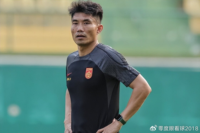 郑智激烈抗议判罚遭红牌罚离替补席，中超赛场